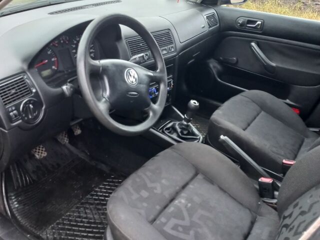 Синий Фольксваген Гольф, объемом двигателя 1 л и пробегом 220 тыс. км за 1550 $, фото 4 на Automoto.ua