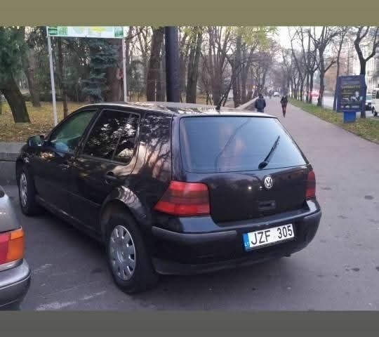 Синий Фольксваген Гольф, объемом двигателя 1 л и пробегом 450 тыс. км за 1050 $, фото 2 на Automoto.ua