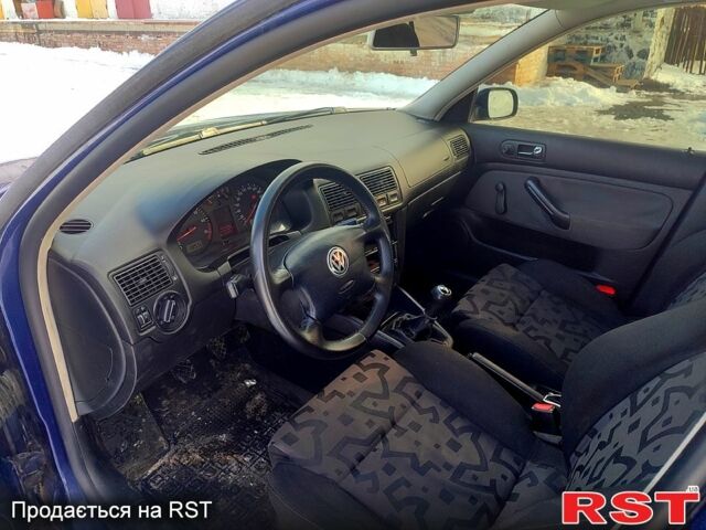 Синий Фольксваген Гольф, объемом двигателя 1.6 л и пробегом 270 тыс. км за 3899 $, фото 11 на Automoto.ua