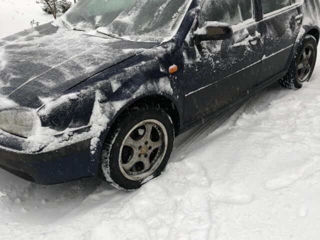 Синій Фольксваген Гольф, об'ємом двигуна 1.6 л та пробігом 300 тис. км за 2400 $, фото 3 на Automoto.ua