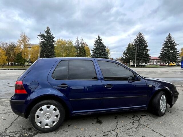 Синий Фольксваген Гольф, объемом двигателя 1.4 л и пробегом 325 тыс. км за 3800 $, фото 1 на Automoto.ua