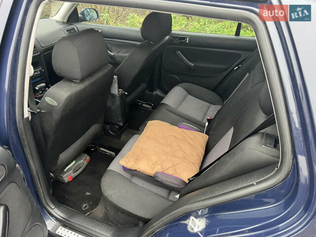 Синий Фольксваген Гольф, объемом двигателя 1.6 л и пробегом 260 тыс. км за 4600 $, фото 2 на Automoto.ua