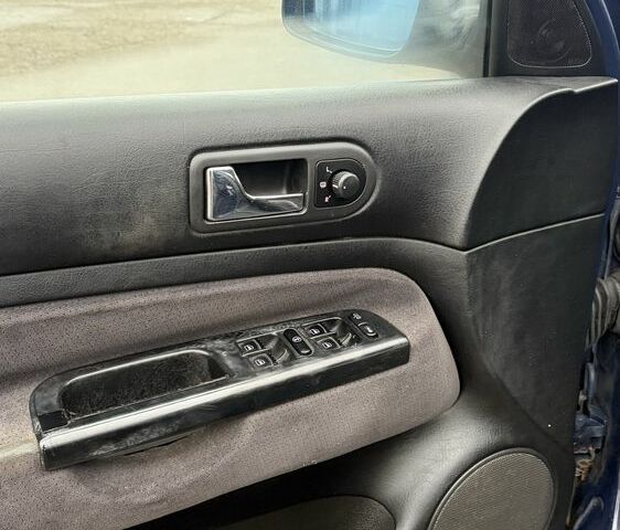 Синий Фольксваген Гольф, объемом двигателя 1.9 л и пробегом 300 тыс. км за 1900 $, фото 10 на Automoto.ua