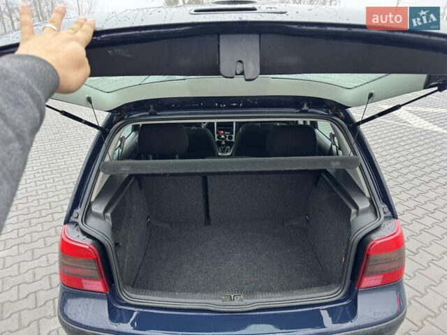 Синий Фольксваген Гольф, объемом двигателя 1.39 л и пробегом 210 тыс. км за 3450 $, фото 9 на Automoto.ua