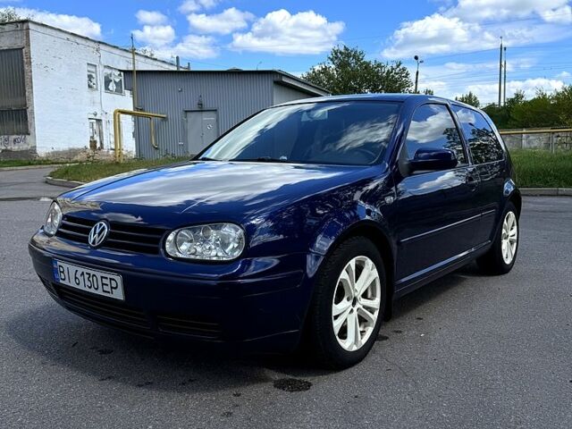 Синий Фольксваген Гольф, объемом двигателя 1.6 л и пробегом 259 тыс. км за 5000 $, фото 1 на Automoto.ua