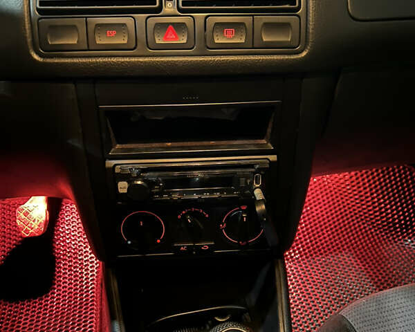 Синій Фольксваген Гольф, об'ємом двигуна 1.39 л та пробігом 169 тис. км за 4000 $, фото 36 на Automoto.ua