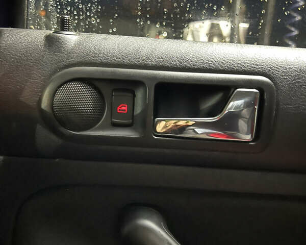 Синій Фольксваген Гольф, об'ємом двигуна 1.39 л та пробігом 169 тис. км за 4000 $, фото 30 на Automoto.ua