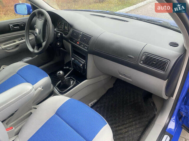 Синий Фольксваген Гольф, объемом двигателя 1.6 л и пробегом 226 тыс. км за 4300 $, фото 9 на Automoto.ua