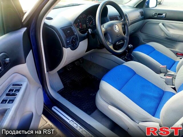 Фольксваген Гольф 2001 в Новорад-Волынском на Automoto.ua Синий Фольксваген Гольф, объемом двигателя 1.4 л и пробегом 220 тыс. км за 3850 $, фото 2 на Automoto.ua