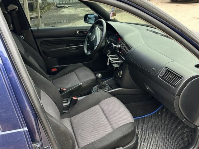 Синий Фольксваген Гольф, объемом двигателя 1.6 л и пробегом 272 тыс. км за 2600 $, фото 5 на Automoto.ua