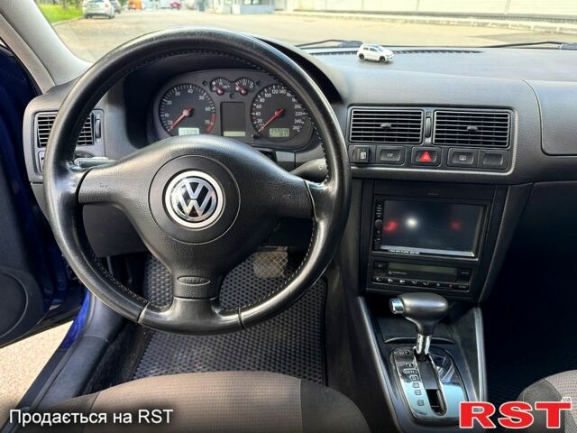 Синий Фольксваген Гольф, объемом двигателя 1.6 л и пробегом 259 тыс. км за 5000 $, фото 4 на Automoto.ua