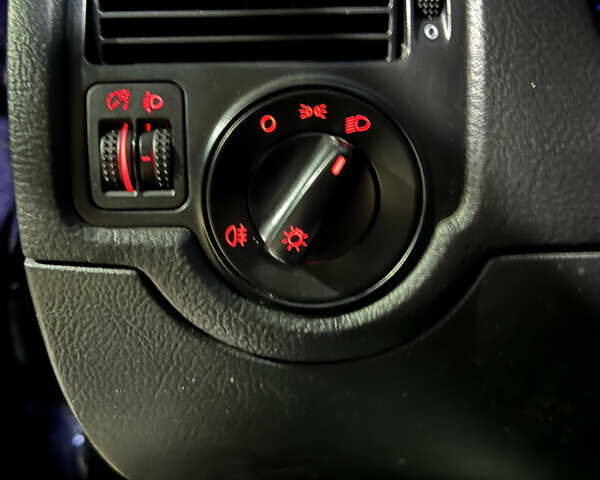 Синій Фольксваген Гольф, об'ємом двигуна 1.39 л та пробігом 169 тис. км за 4000 $, фото 35 на Automoto.ua