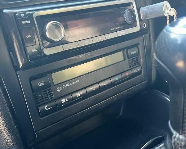 Синий Фольксваген Гольф, объемом двигателя 1.6 л и пробегом 275 тыс. км за 3650 $, фото 5 на Automoto.ua