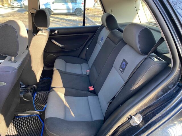 Синий Фольксваген Гольф, объемом двигателя 1.6 л и пробегом 307 тыс. км за 4000 $, фото 9 на Automoto.ua