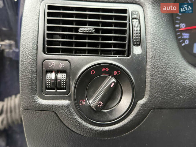 Синий Фольксваген Гольф, объемом двигателя 1.39 л и пробегом 283 тыс. км за 3999 $, фото 26 на Automoto.ua