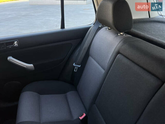 Синий Фольксваген Гольф, объемом двигателя 1.6 л и пробегом 284 тыс. км за 5350 $, фото 137 на Automoto.ua