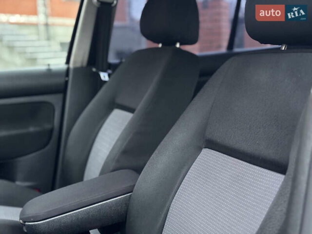 Синий Фольксваген Гольф, объемом двигателя 1.6 л и пробегом 284 тыс. км за 4250 $, фото 11 на Automoto.ua