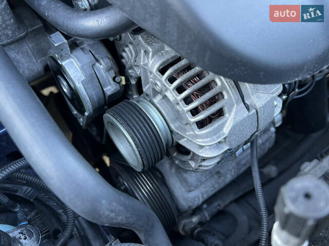 Синий Фольксваген Гольф, объемом двигателя 1.6 л и пробегом 284 тыс. км за 5350 $, фото 123 на Automoto.ua