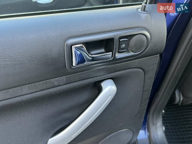 Синий Фольксваген Гольф, объемом двигателя 1.6 л и пробегом 284 тыс. км за 5350 $, фото 61 на Automoto.ua