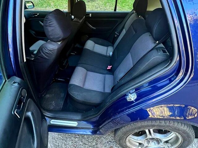 Синий Фольксваген Гольф, объемом двигателя 1.6 л и пробегом 290 тыс. км за 4200 $, фото 5 на Automoto.ua