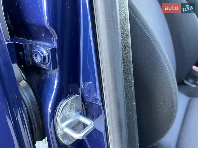 Синий Фольксваген Гольф, объемом двигателя 1.6 л и пробегом 284 тыс. км за 5350 $, фото 85 на Automoto.ua