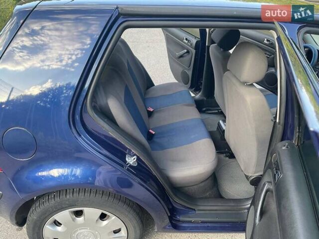 Синій Фольксваген Гольф, об'ємом двигуна 1.39 л та пробігом 270 тис. км за 4450 $, фото 12 на Automoto.ua