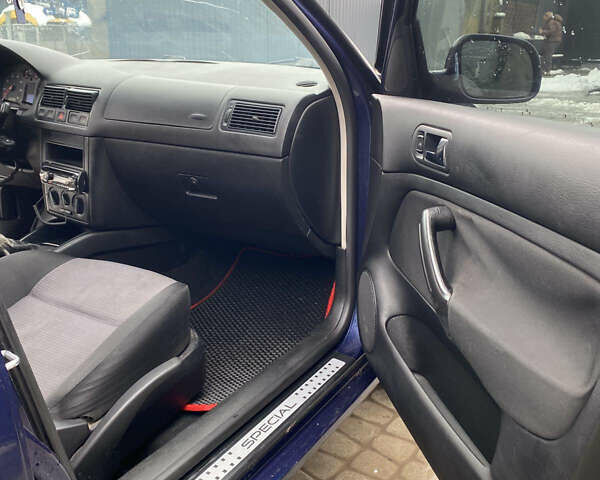 Синий Фольксваген Гольф, объемом двигателя 1.39 л и пробегом 350 тыс. км за 2599 $, фото 18 на Automoto.ua