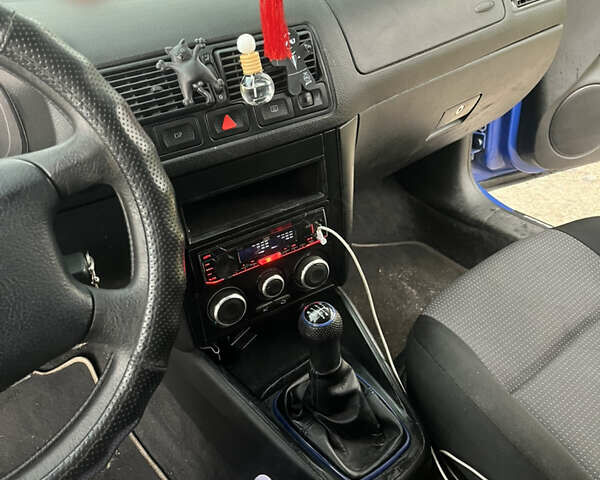 Синий Фольксваген Гольф, объемом двигателя 1.6 л и пробегом 308 тыс. км за 3650 $, фото 4 на Automoto.ua