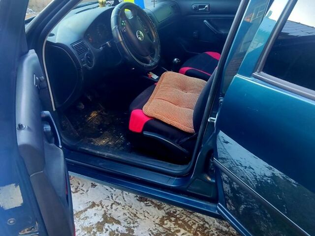 Синий Фольксваген Гольф, объемом двигателя 1.6 л и пробегом 365 тыс. км за 4000 $, фото 1 на Automoto.ua