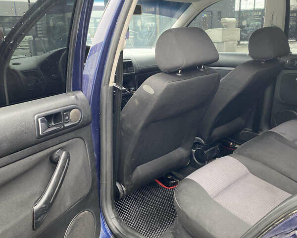 Синий Фольксваген Гольф, объемом двигателя 1.39 л и пробегом 350 тыс. км за 2599 $, фото 19 на Automoto.ua