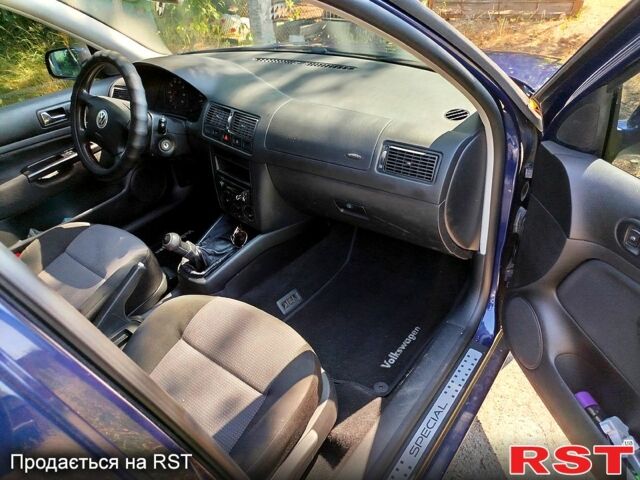 Синий Фольксваген Гольф, объемом двигателя 1.4 л и пробегом 218 тыс. км за 3500 $, фото 4 на Automoto.ua