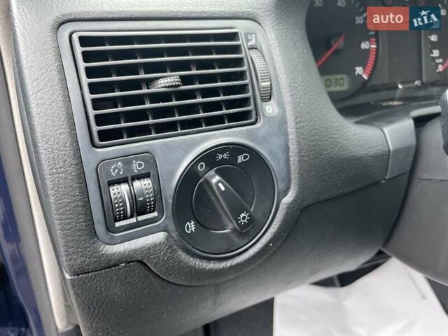 Синий Фольксваген Гольф, объемом двигателя 1.39 л и пробегом 220 тыс. км за 5150 $, фото 11 на Automoto.ua