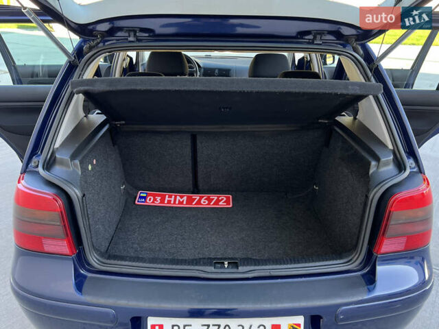 Синий Фольксваген Гольф, объемом двигателя 1.6 л и пробегом 284 тыс. км за 5350 $, фото 75 на Automoto.ua