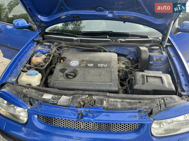 Синий Фольксваген Гольф, объемом двигателя 1.6 л и пробегом 308 тыс. км за 3650 $, фото 3 на Automoto.ua