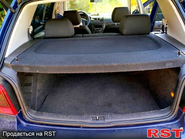 Синий Фольксваген Гольф, объемом двигателя 1.4 л и пробегом 218 тыс. км за 3500 $, фото 7 на Automoto.ua