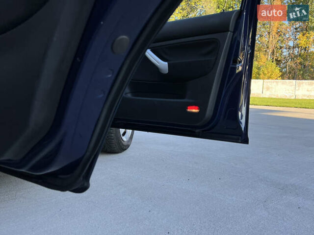 Синий Фольксваген Гольф, объемом двигателя 1.6 л и пробегом 284 тыс. км за 5350 $, фото 91 на Automoto.ua