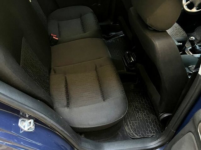 Синий Фольксваген Гольф, объемом двигателя 1.4 л и пробегом 327 тыс. км за 3500 $, фото 5 на Automoto.ua