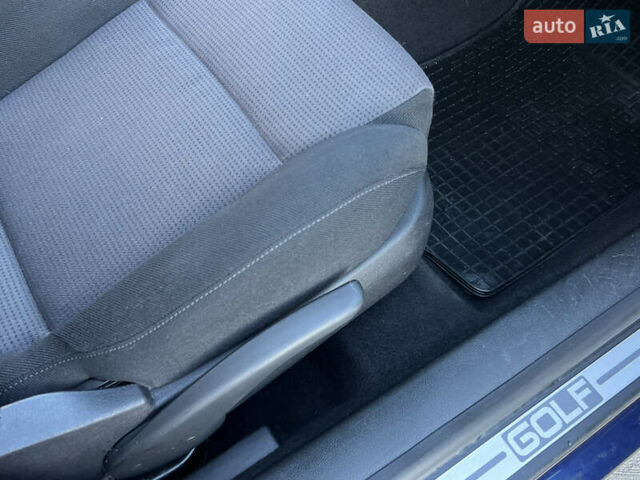 Синий Фольксваген Гольф, объемом двигателя 1.6 л и пробегом 284 тыс. км за 5350 $, фото 68 на Automoto.ua