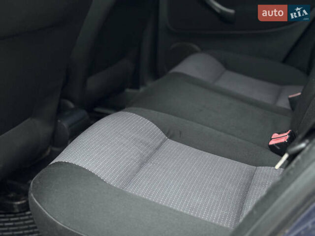 Синий Фольксваген Гольф, объемом двигателя 1.6 л и пробегом 284 тыс. км за 4250 $, фото 5 на Automoto.ua