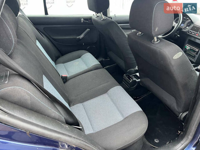 Синий Фольксваген Гольф, объемом двигателя 1.4 л и пробегом 260 тыс. км за 3999 $, фото 12 на Automoto.ua