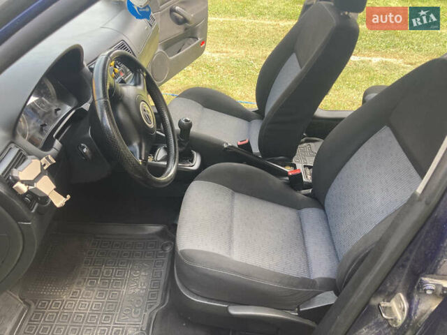 Синий Фольксваген Гольф, объемом двигателя 1.6 л и пробегом 250 тыс. км за 3500 $, фото 12 на Automoto.ua