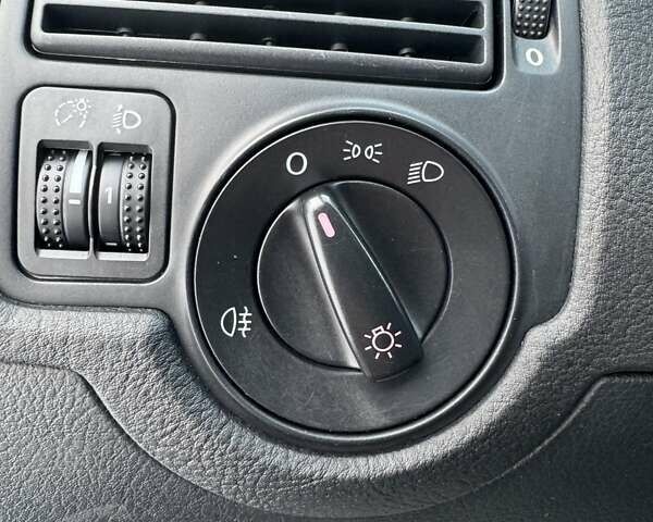 Синий Фольксваген Гольф, объемом двигателя 1.6 л и пробегом 182 тыс. км за 4999 $, фото 19 на Automoto.ua