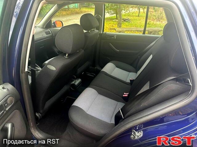 Синий Фольксваген Гольф, объемом двигателя 1.6 л и пробегом 216 тыс. км за 4850 $, фото 7 на Automoto.ua