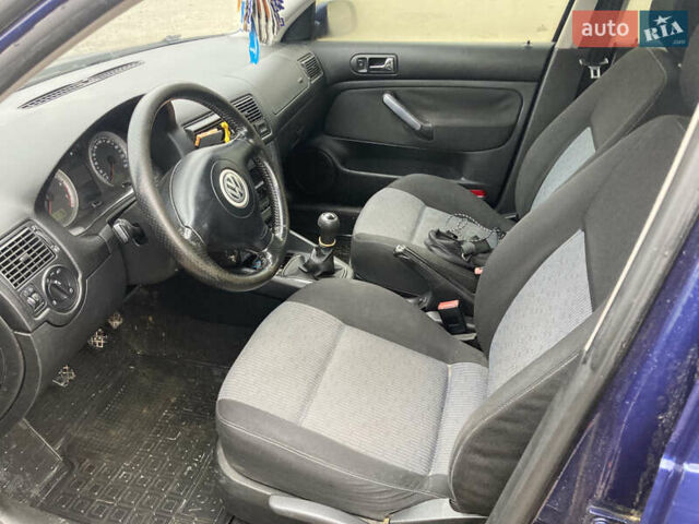 Синий Фольксваген Гольф, объемом двигателя 1.6 л и пробегом 250 тыс. км за 3500 $, фото 5 на Automoto.ua