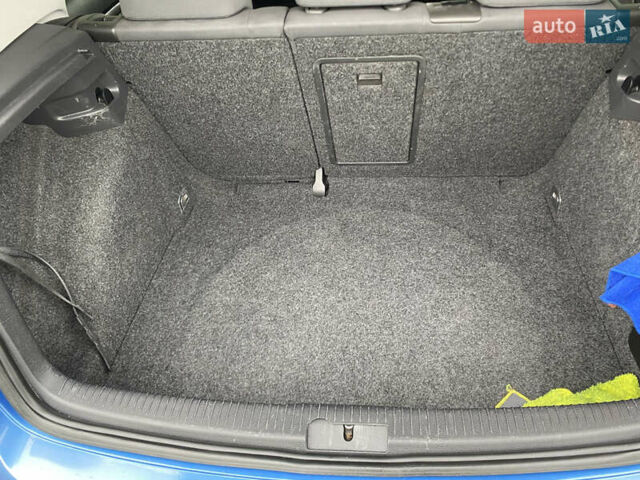 Синий Фольксваген Гольф, объемом двигателя 1.6 л и пробегом 178 тыс. км за 4900 $, фото 1 на Automoto.ua