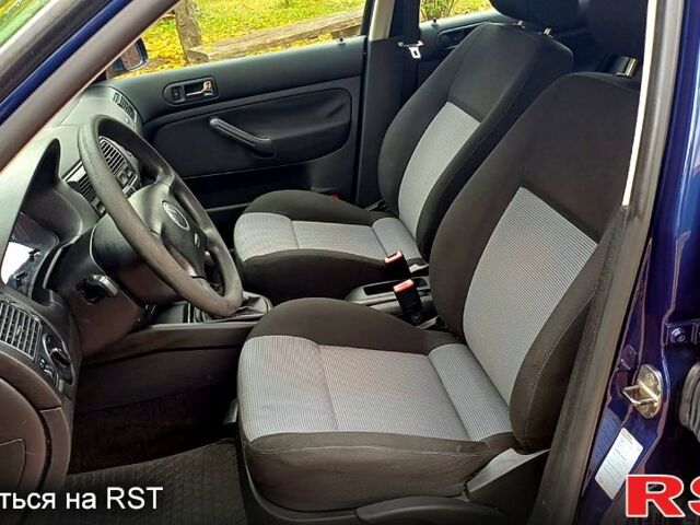 Синий Фольксваген Гольф, объемом двигателя 1.6 л и пробегом 216 тыс. км за 4850 $, фото 5 на Automoto.ua