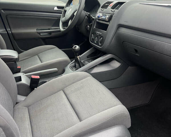 Синий Фольксваген Гольф, объемом двигателя 1.4 л и пробегом 217 тыс. км за 4550 $, фото 9 на Automoto.ua