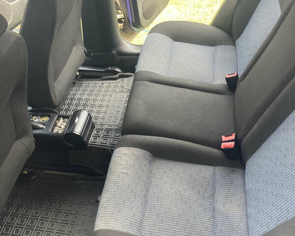 Синий Фольксваген Гольф, объемом двигателя 1.6 л и пробегом 250 тыс. км за 3500 $, фото 14 на Automoto.ua