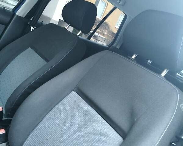 Синий Фольксваген Гольф, объемом двигателя 1.6 л и пробегом 262 тыс. км за 3900 $, фото 4 на Automoto.ua