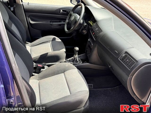 Синий Фольксваген Гольф, объемом двигателя 1.4 л и пробегом 267 тыс. км за 4599 $, фото 7 на Automoto.ua